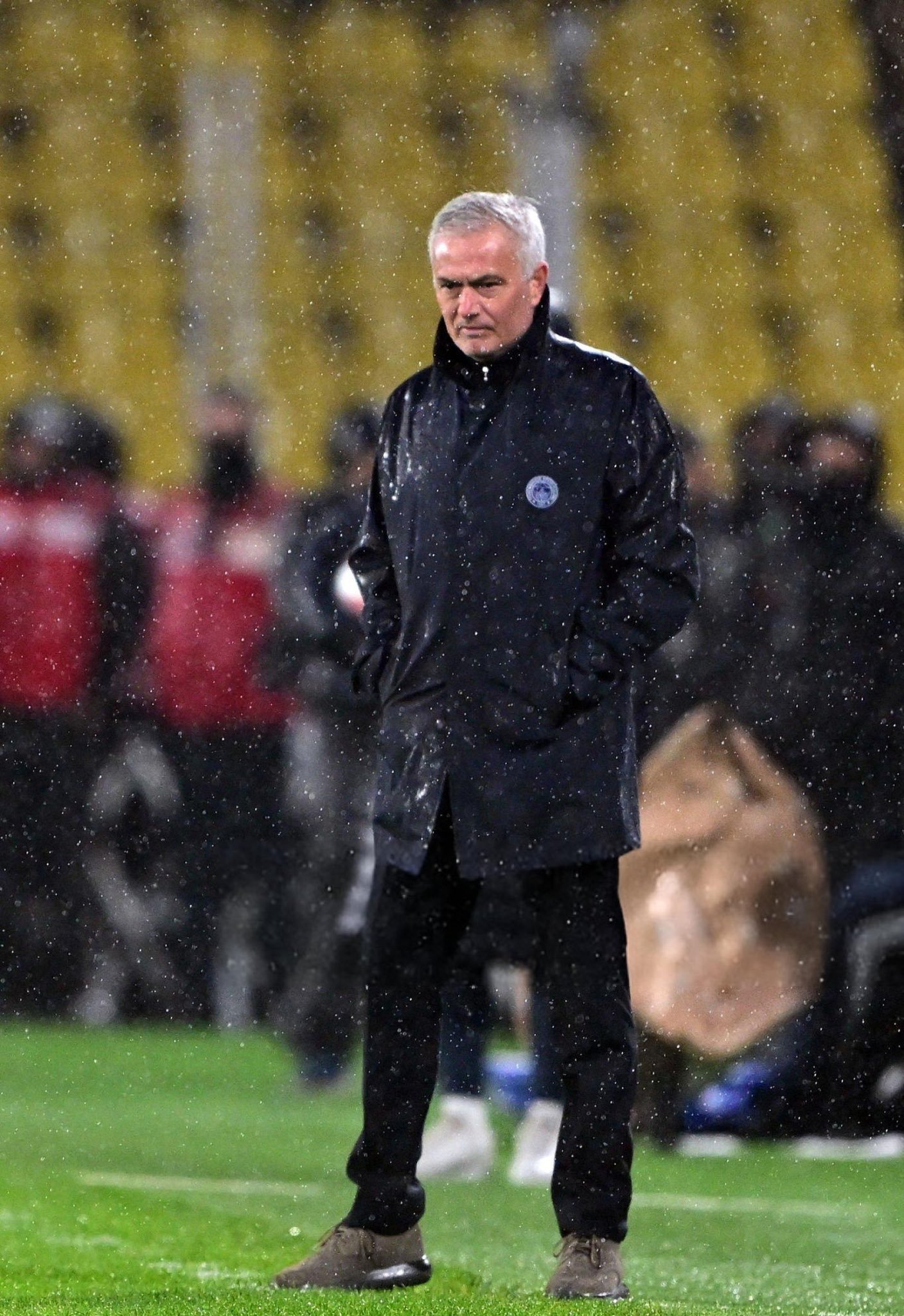 巴塞罗那训练开放日；今晨防线松动引欢呼；欧冠在即；阵容厚度经受考验(巴塞罗那皇马阵容)