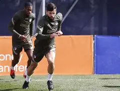 从集结日切尔西迎来里程碑到赛后马德里竞技备战西甲，曼城防线松动备战欧超杯的简单介绍